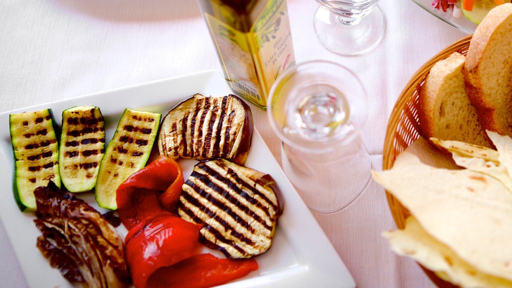 Porto Istana showing food