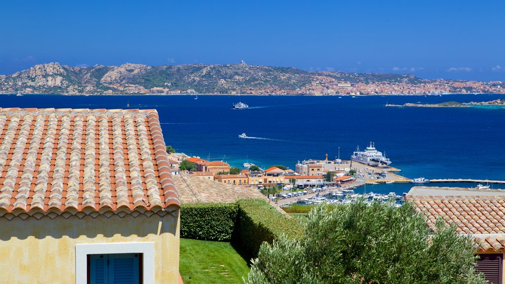 Costa Esmeralda - Olbia - Cerdeña del Este ofreciendo vistas generales de la costa y una bahía o puerto