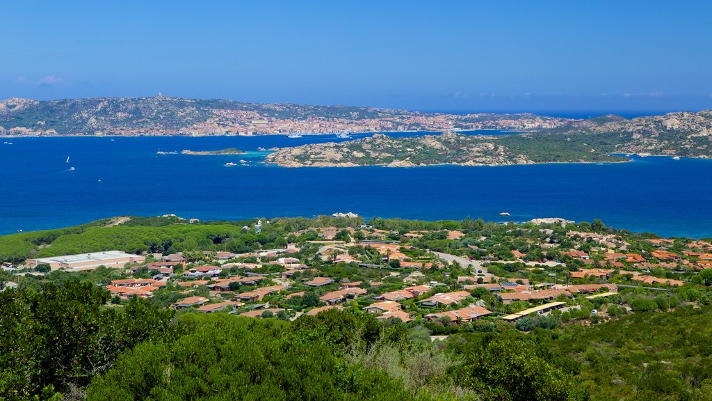 Costa Esmeralda - Olbia - Cerdeña del Este mostrando una ciudad costera y vista panorámica