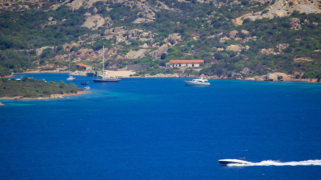 Costa Smeralda, Olbia, Sardenha Oriental caracterizando uma baía ou porto, canoagem e paisagens litorâneas