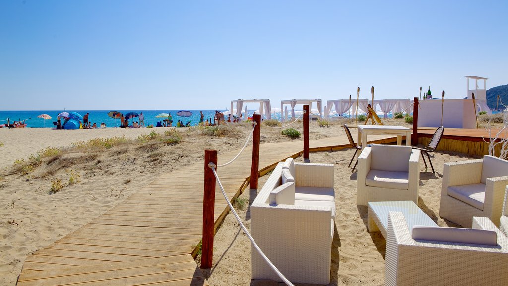 Cala Sinzias mostrando uma praia e paisagens litorâneas