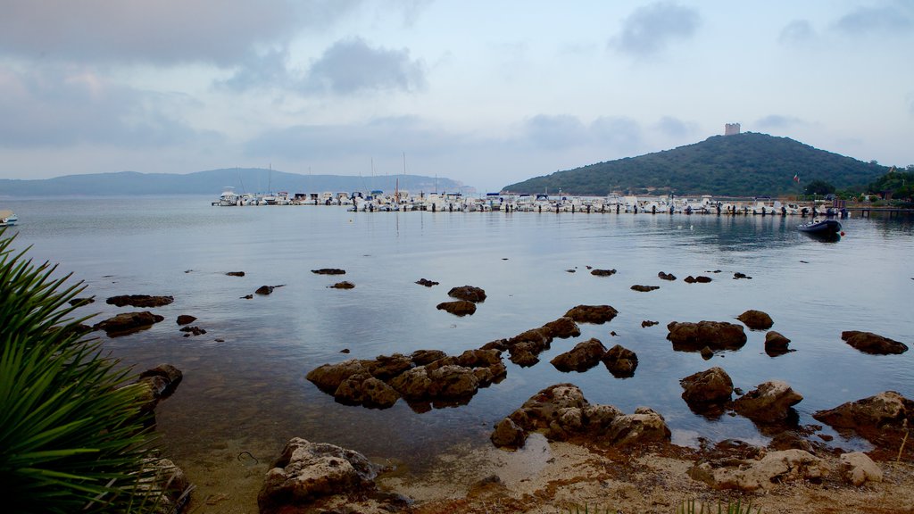 Capo Caccia toont rotsachtige kustlijn