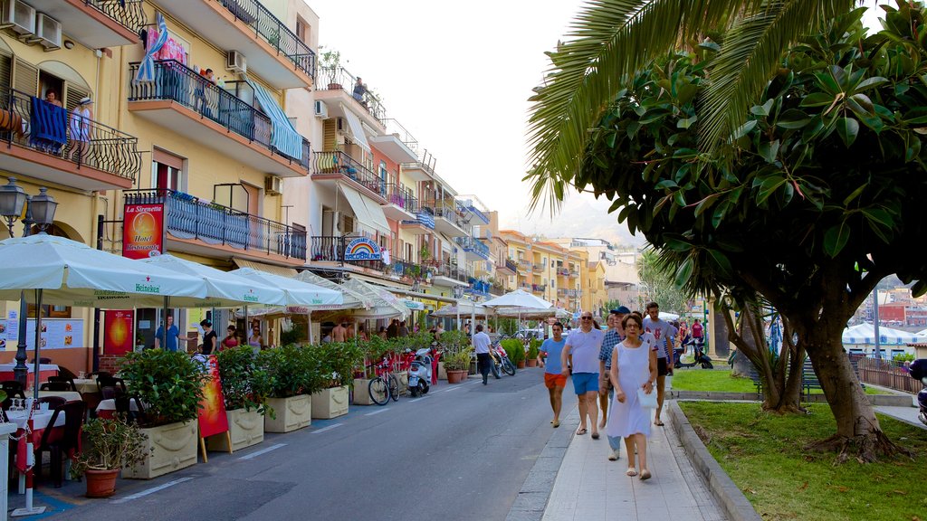 Giardini Naxos showing street scenes