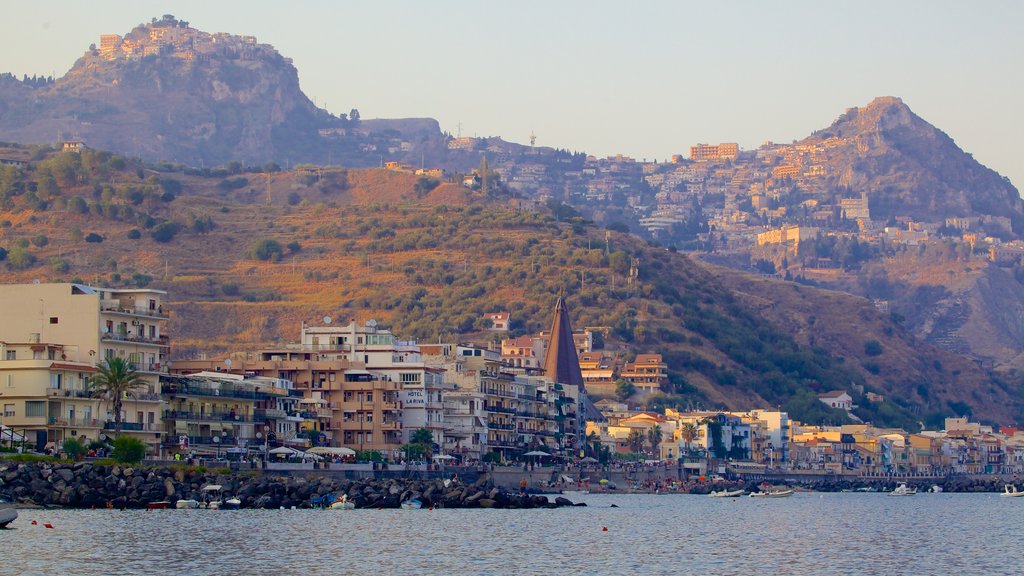 Giardini Naxos que incluye una ciudad costera