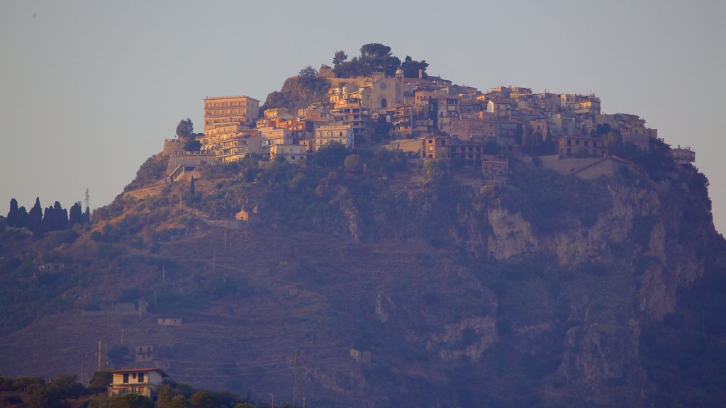 Giardini Naxos que incluye montañas y una pequeña ciudad o pueblo