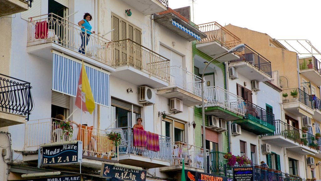 Giardini Naxos showing a house