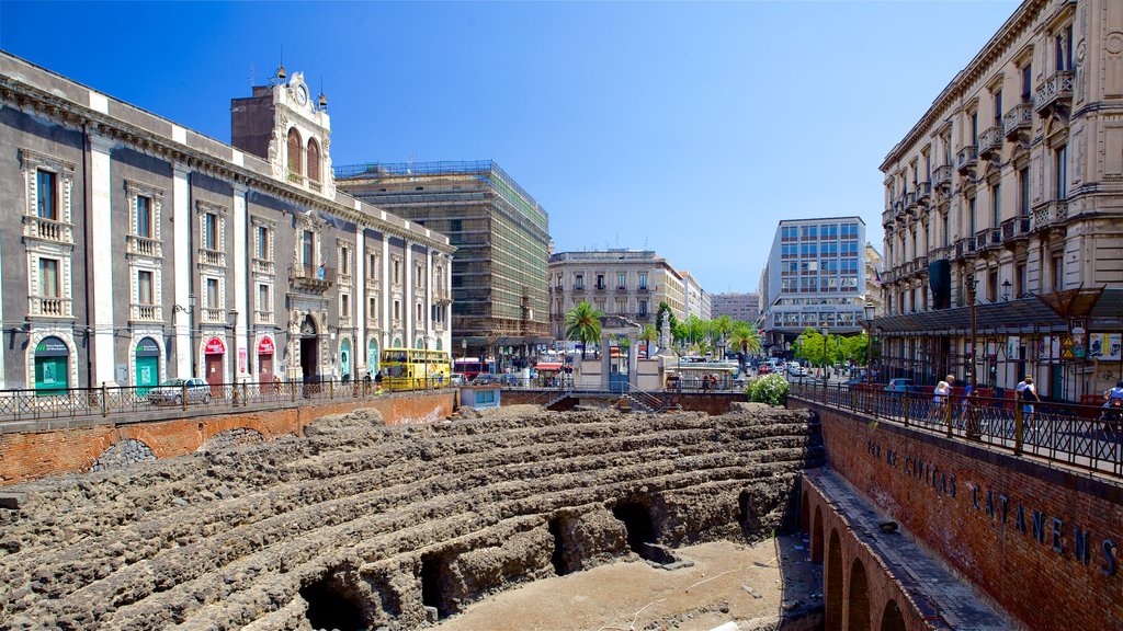 Anfiteatro romano mostrando arquitectura patrimonial y ruinas de un edificio