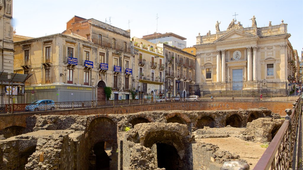 Anfiteatro romano mostrando ruinas de un edificio y arquitectura patrimonial