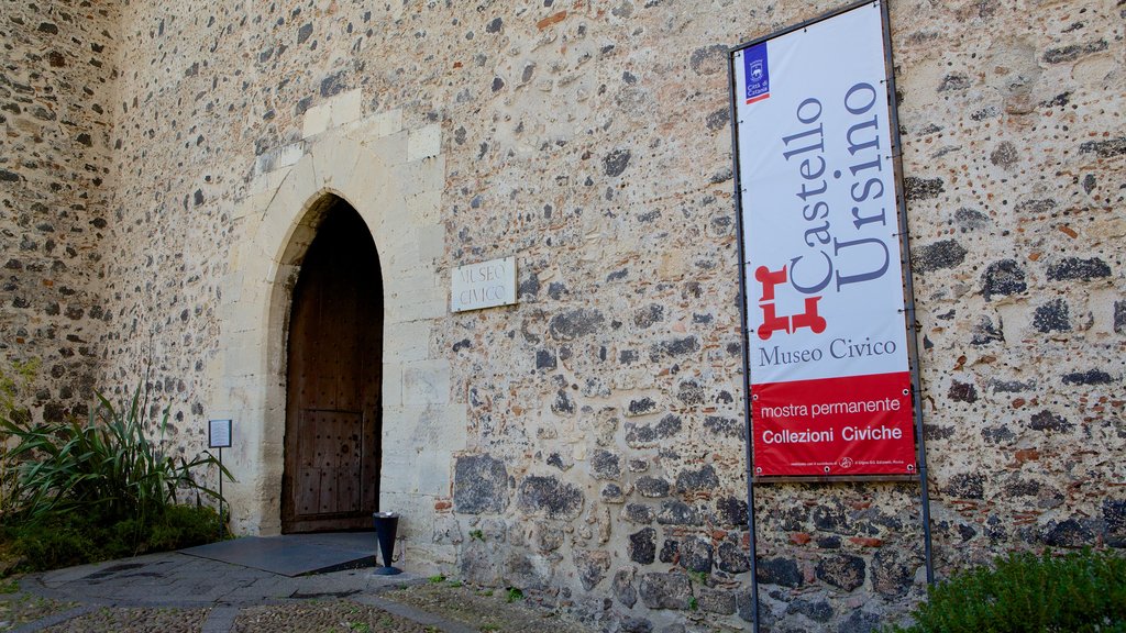 Castelo Ursino caracterizando sinalização, um castelo e arquitetura de patrimônio