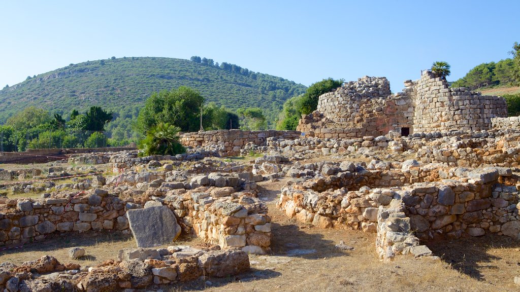 Nuraghe di Palmavera que inclui elementos de patrimônio e uma ruína