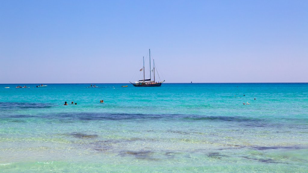 Playa Simius que incluye vista general a la costa, natación y botes