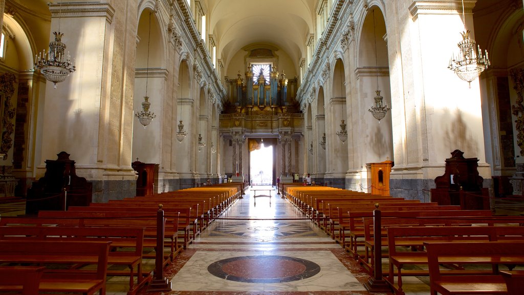 Catedral de Catania mostrando arquitectura patrimonial, vista interna y una iglesia o catedral