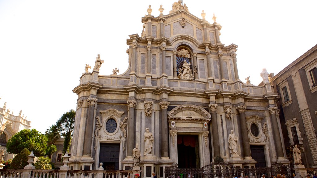 Catedral de Catania mostrando elementos religiosos y una iglesia o catedral