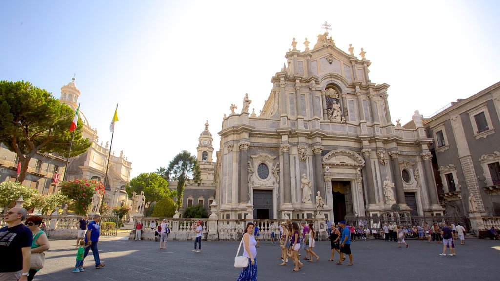 Cattedrale di Catania que inclui uma praça ou plaza, uma igreja ou catedral e elementos religiosos