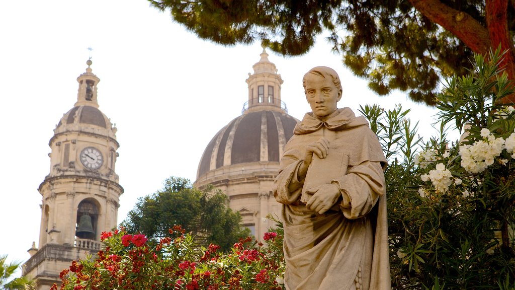 Catedral de Catania que incluye elementos religiosos, una estatua o escultura y una iglesia o catedral