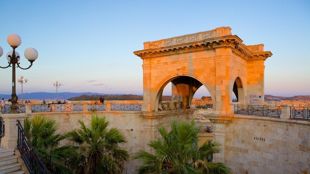 Bastión de San Remo mostrando patrimonio de arquitectura y una puesta de sol