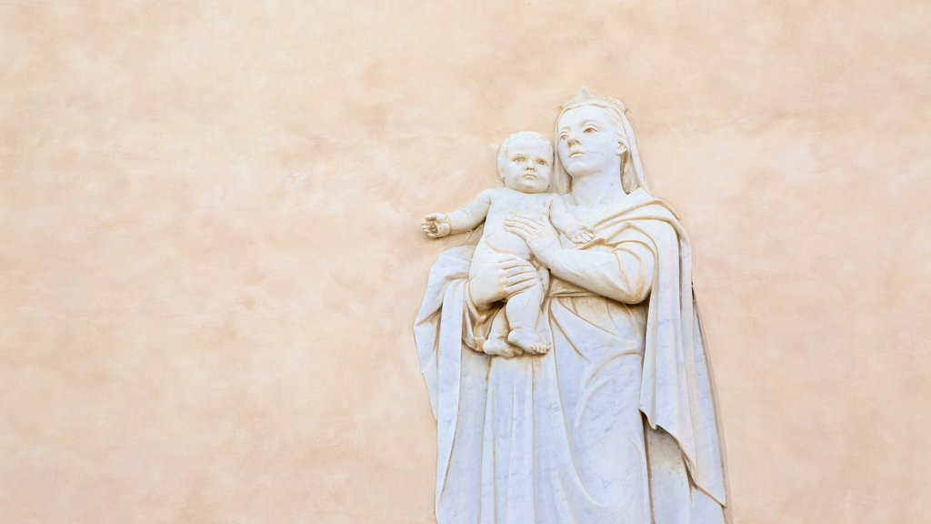 Santuario de Nuestra Señora de Bonaria mostrando elementos religiosos y una iglesia o catedral