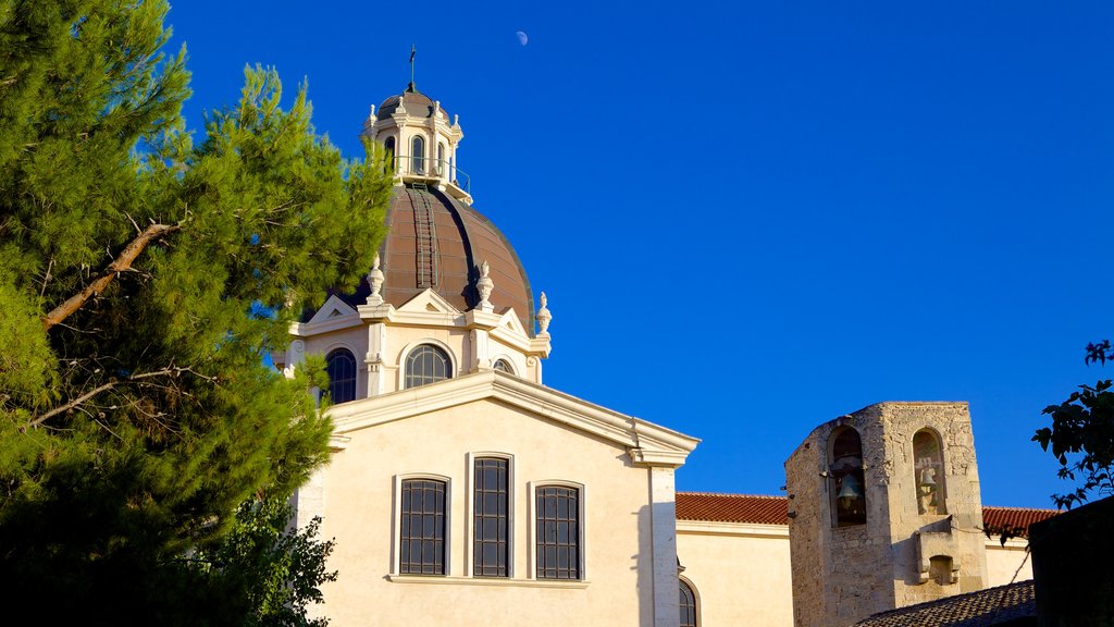 Santuario de Nuestra Señora de Bonaria ofreciendo patrimonio de arquitectura, elementos religiosos y una iglesia o catedral