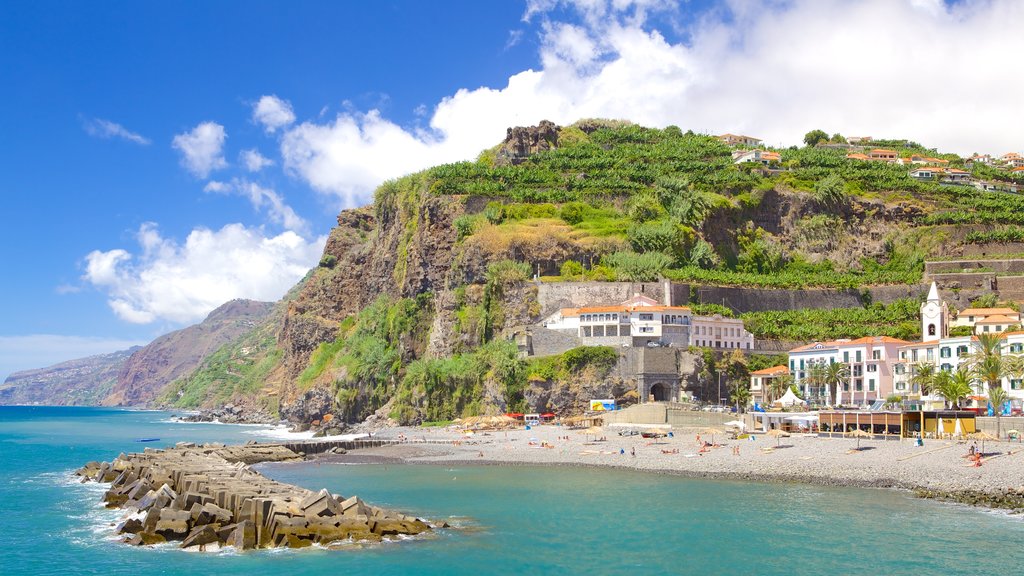 Ponta do Sol que inclui uma cidade litorânea e litoral acidentado