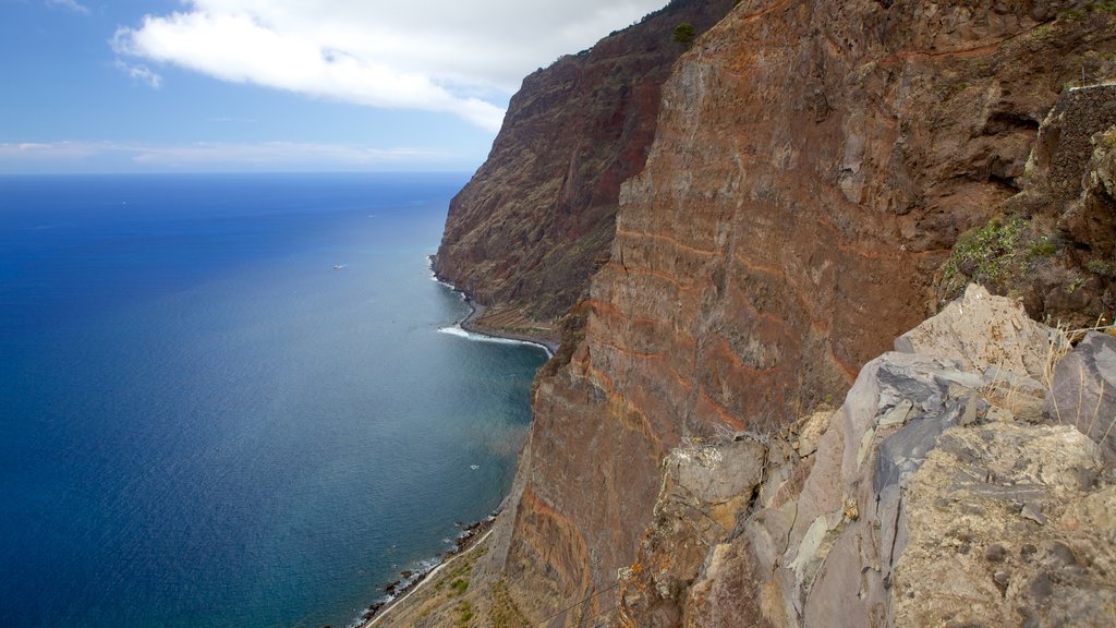 Cabo Girao which includes rocky coastline