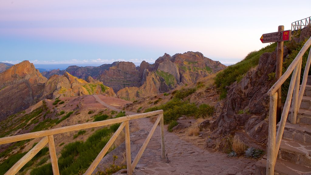 Pico do Ariero mostrando una puesta de sol y montañas