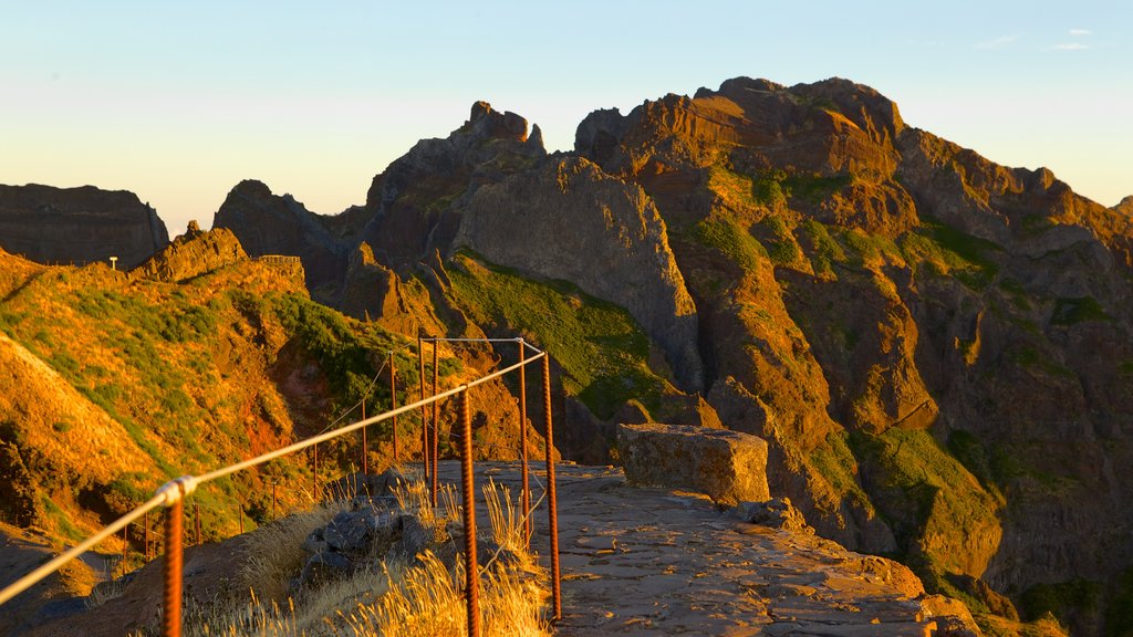 Pico do Ariero que incluye un atardecer y montañas