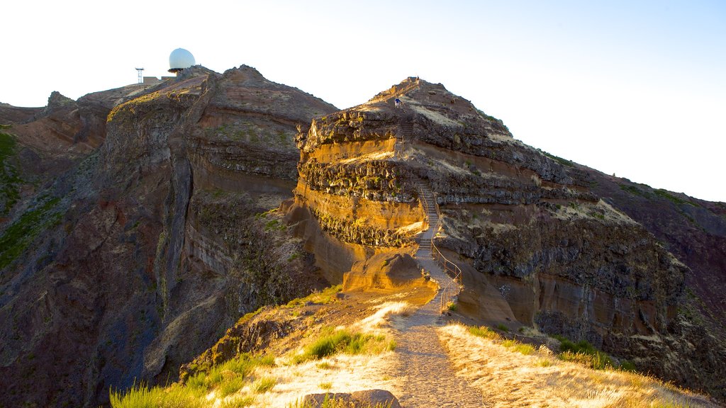 Pico do Arieiro que inclui um pôr do sol e montanhas