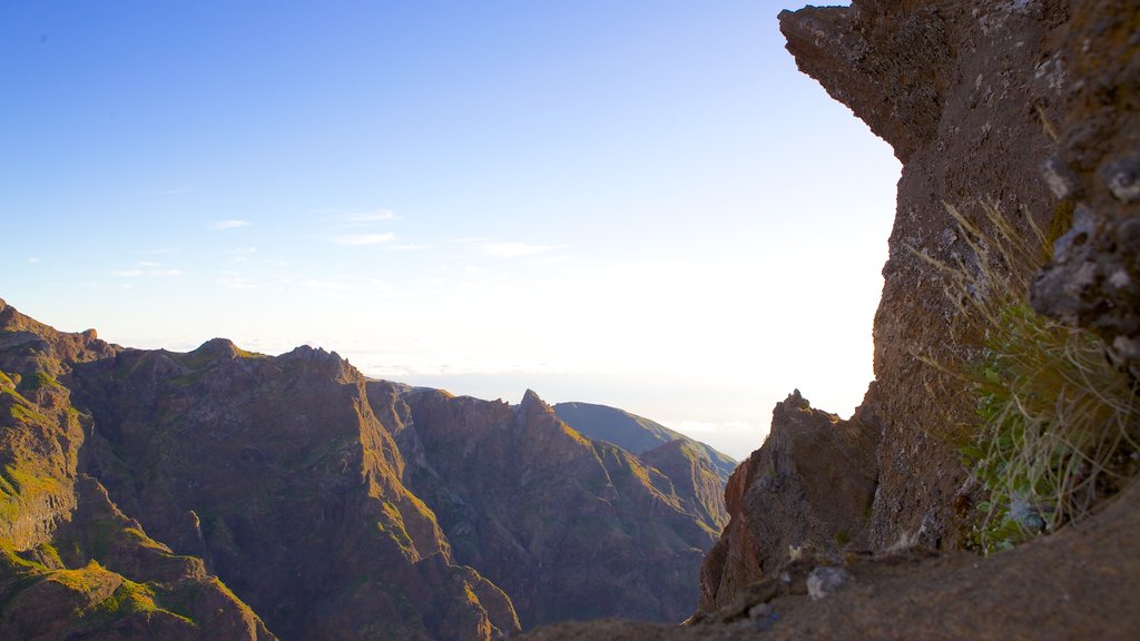 Pico do Ariero showing mountains