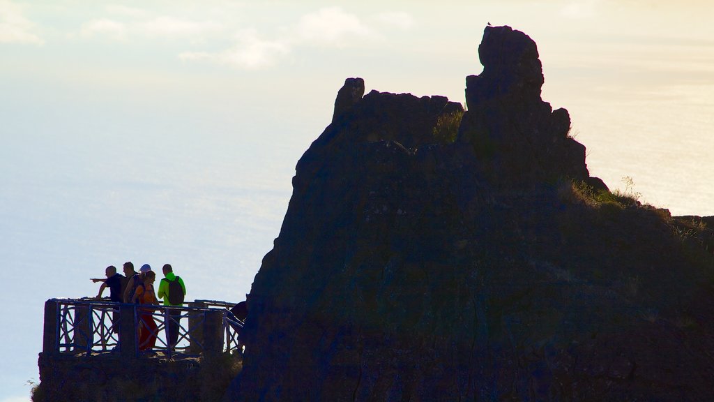 Pico do Arieiro que inclui paisagens e montanhas assim como um pequeno grupo de pessoas