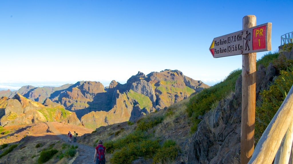 Pico do Ariero que incluye señalización y montañas