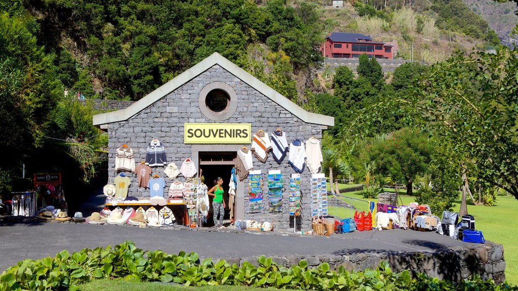 Caves of Sao Vicente and Volcanism Center showing signage and shopping