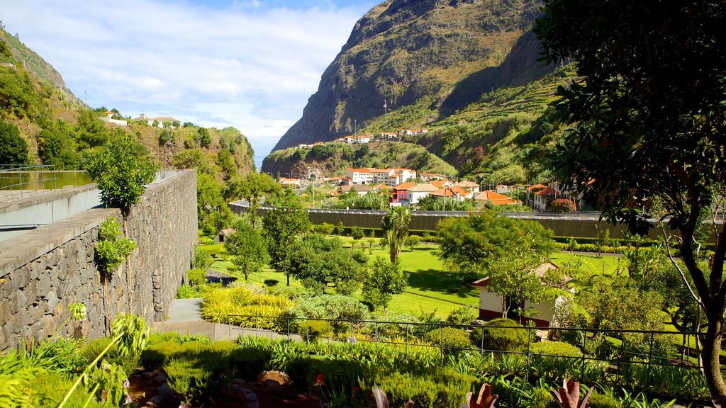 Cuevas de San Vicente ofreciendo vista panorámica y una pequeña ciudad o aldea