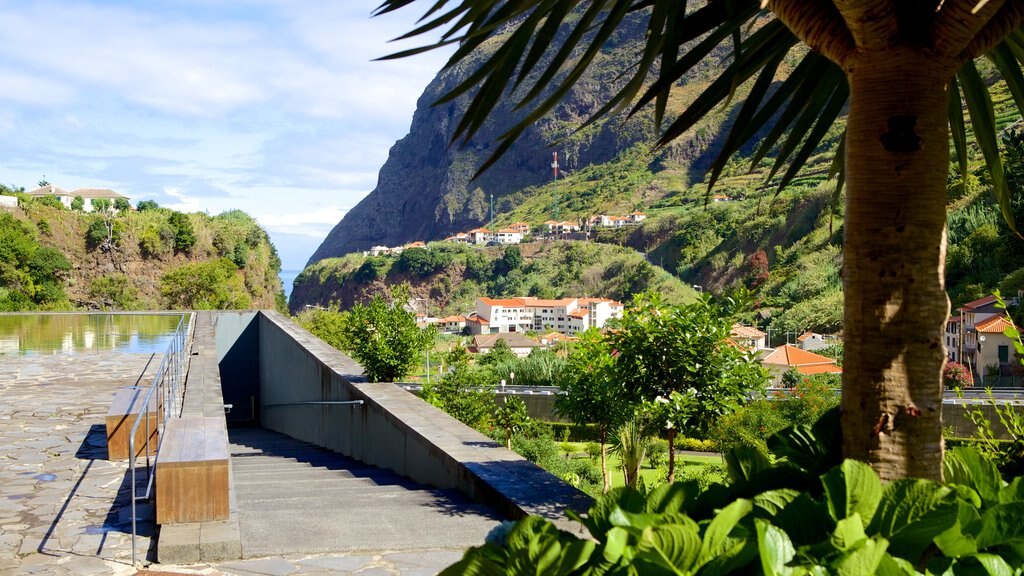 Caves of Sao Vicente and Volcanism Center showing a coastal town and general coastal views