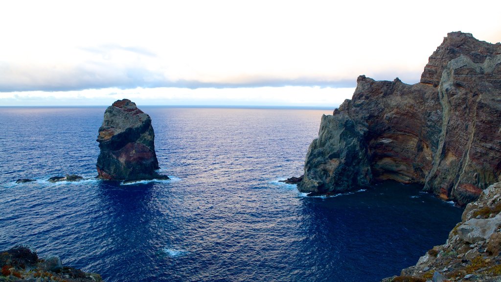 Punta de São Lourenço ofreciendo costa rocosa