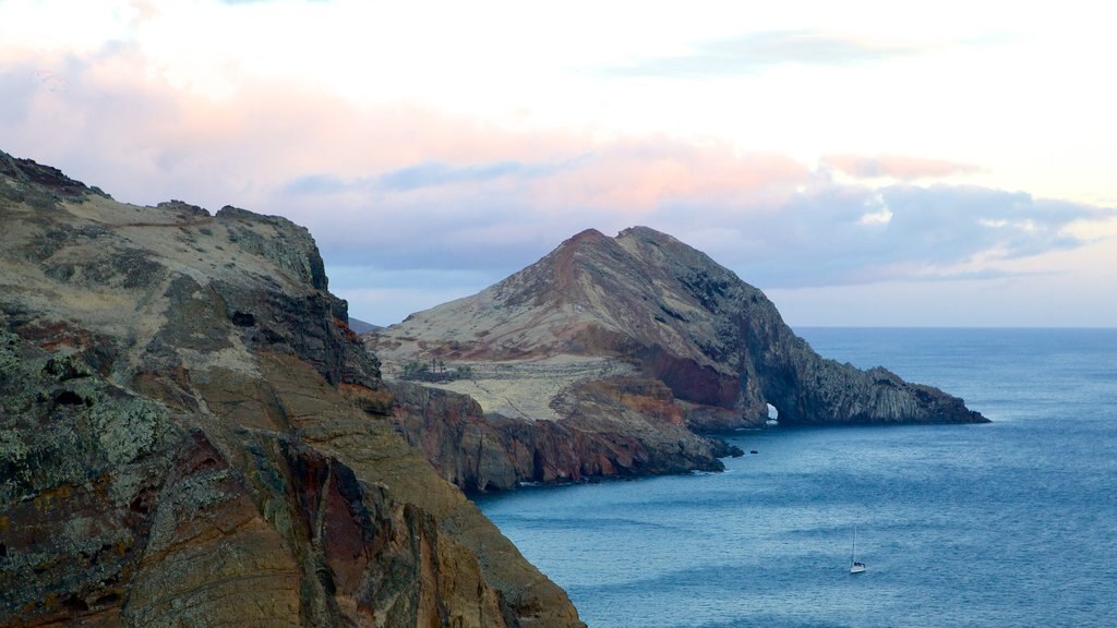 Sao Lourenco Point showing rocky coastline