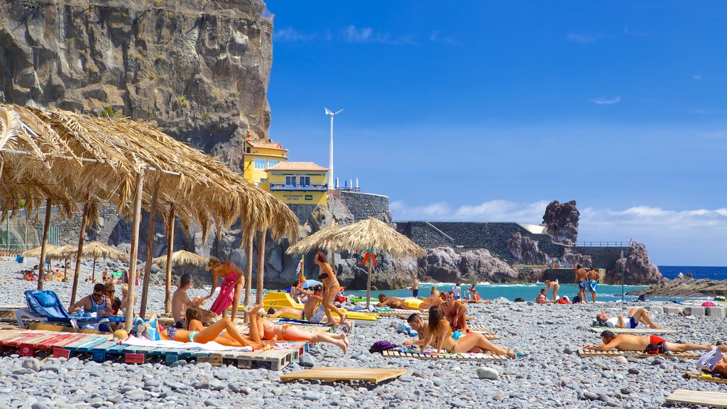 Playa Ponta do Sol ofreciendo natación, vista general a la costa y una playa de piedras