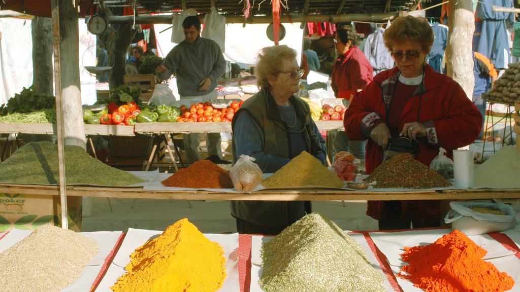 Tucumán que incluye mercados y comida y también un grupo pequeño de personas