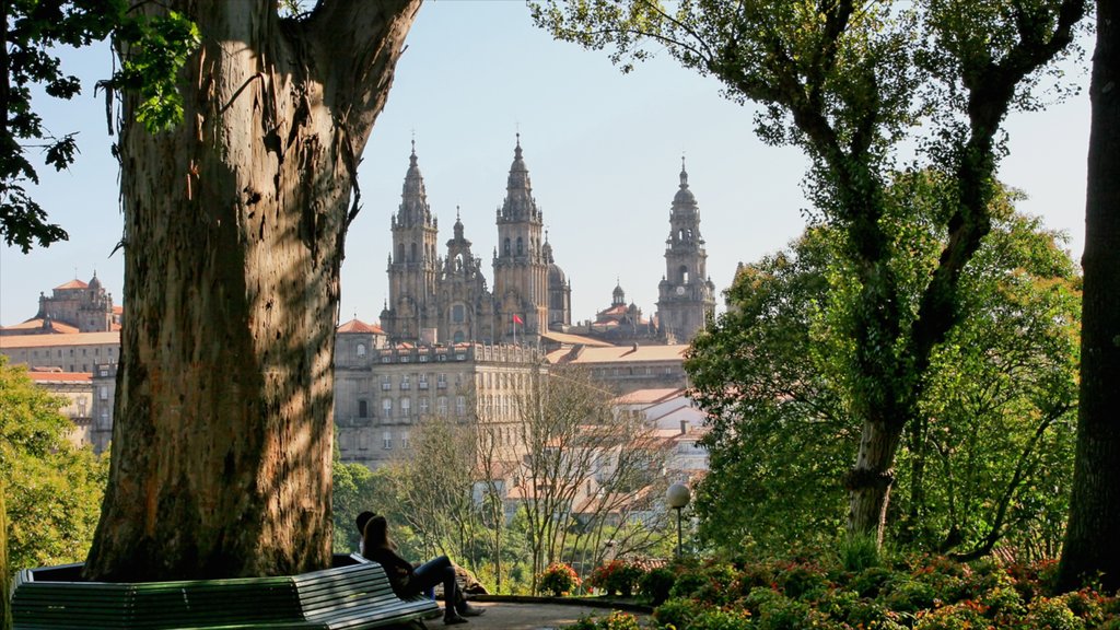 Santiago de Compostela mostrando um parque, arquitetura de patrimônio e uma igreja ou catedral