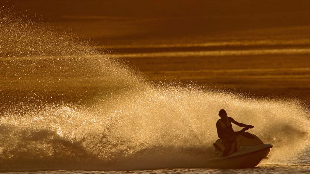 El Centro ofreciendo una puesta de sol y jet ski y también un hombre