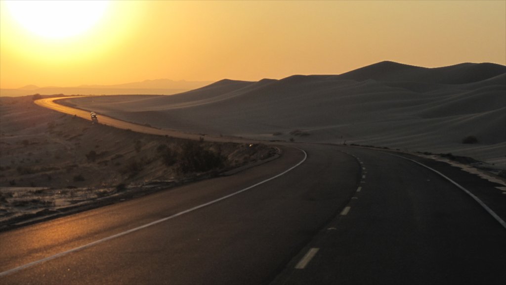 El Centro ofreciendo un atardecer, paisajes desérticos y situaciones tranquilas