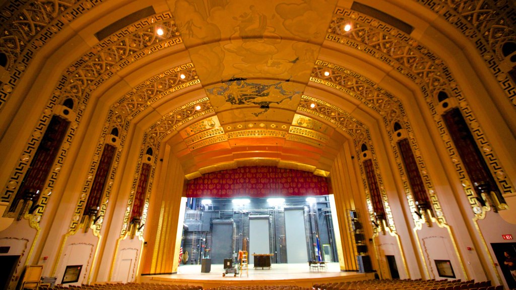 Bushnell Center for the Performing Arts que incluye escenas de teatro y vista interna