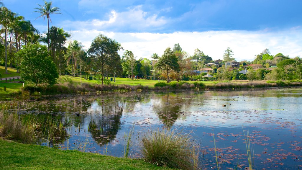 Mapleton ofreciendo un lago o abrevadero, un jardín y humedales