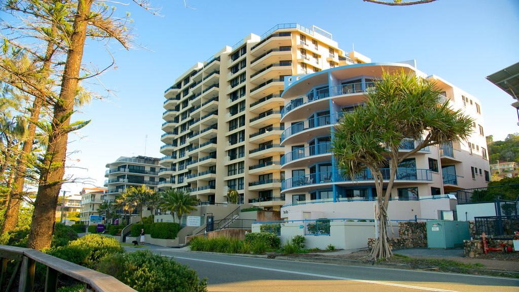 Coolum Beach que incluye escenas urbanas