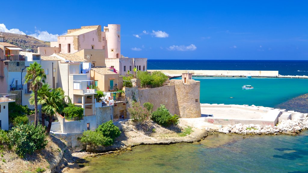 Castellammare del Golfo toont algemene kustgezichten en een kuststadje