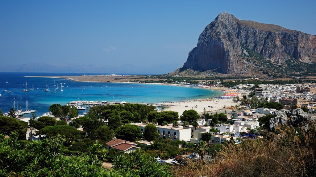 San Vito Lo Capo caracterizando uma cidade litorânea, uma baía ou porto e montanhas