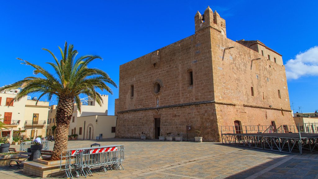 San Vito Lo Capo ofreciendo elementos patrimoniales y una plaza