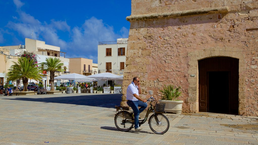 San Vito Lo Capo som omfatter gadeliv og cykling såvel som en mand