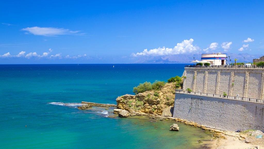 Castellammare del Golfo mostrando vistas generales de la costa y costa escarpada