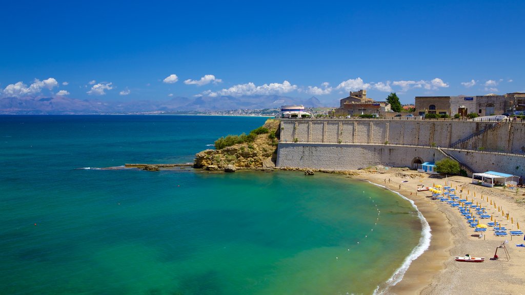 Castellammare del Golfo mostrando una playa de arena y costa rocosa