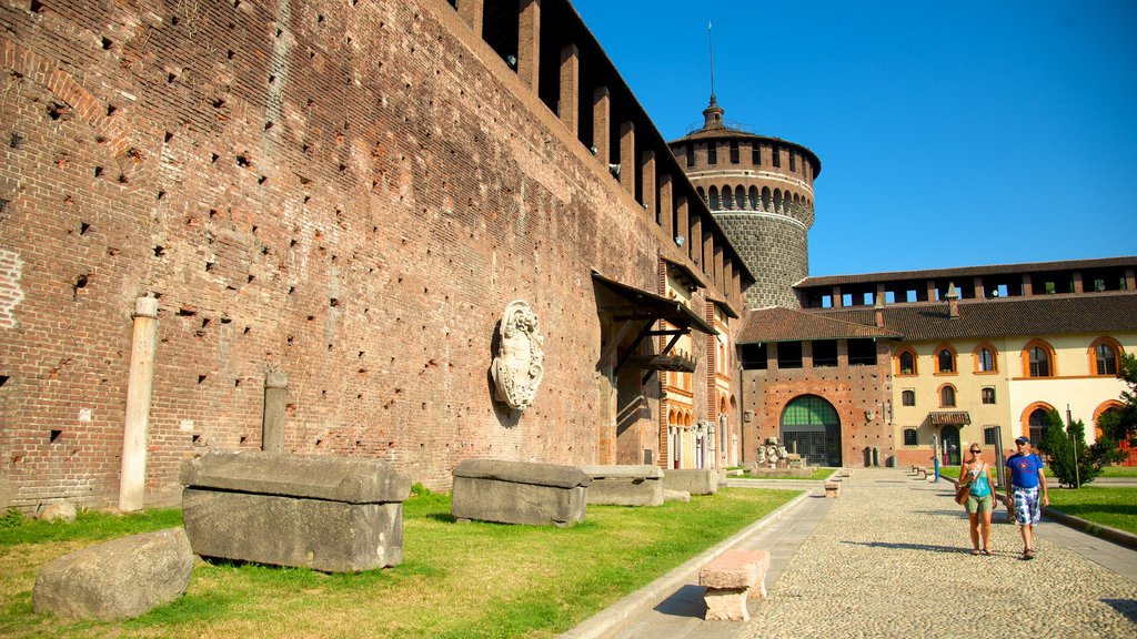 Castello Sforzesco que inclui elementos de patrimônio e um pequeno castelo ou palácio assim como um pequeno grupo de pessoas